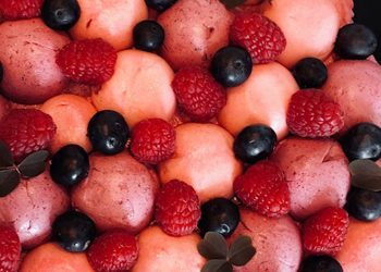 Bærmousse anrettet på brownie