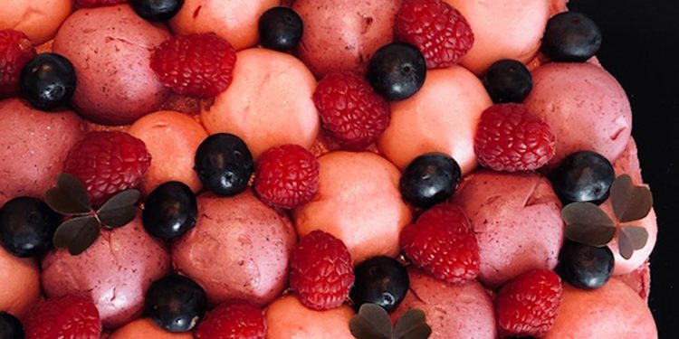 Bærmousse anrettet på brownie