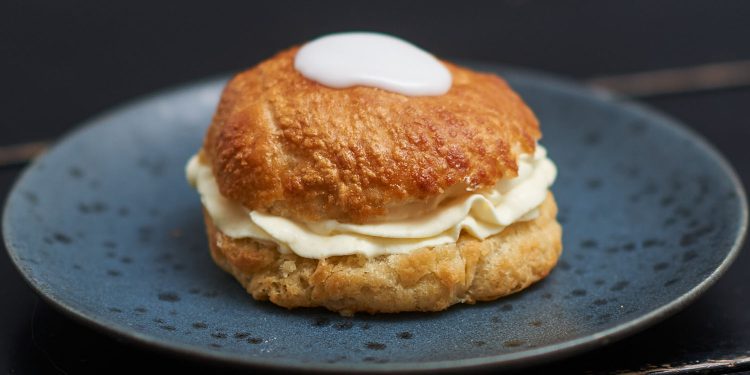 Fastelavnsbolle med konditorcreme
