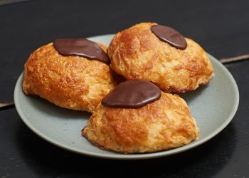 Sprøde fastelavnsboller med creme og syltetøj