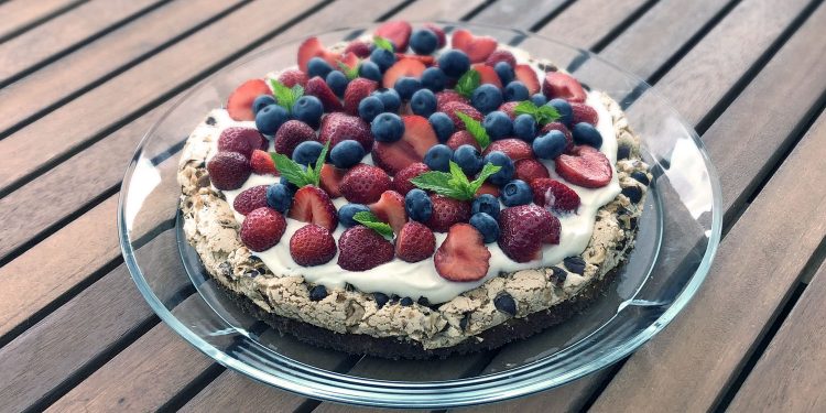 Sommerkage med friske bær