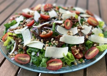 Grøn salat med asparges og soltørrede tomater