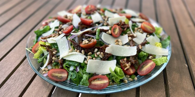 Grøn salat med asparges og soltørrede tomater