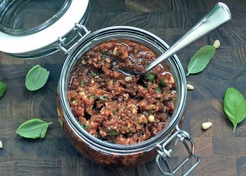 Rød pesto med parmesan og pinjekerner