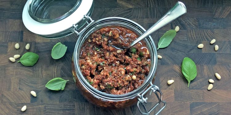 Rød pesto med parmesan og pinjekerner