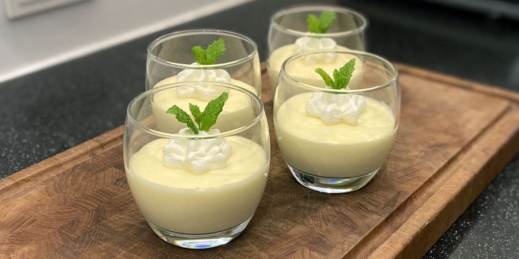 citronfromage på skærebræt