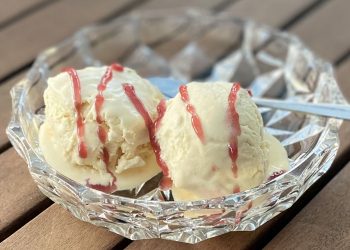 Vaniljeis med kun 3 ingredienser med jordbærsauce