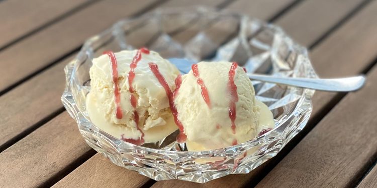 Vaniljeis med kun 3 ingredienser med jordbærsauce