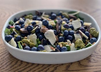 Portobello salat med asparges, parmesan og blåbær