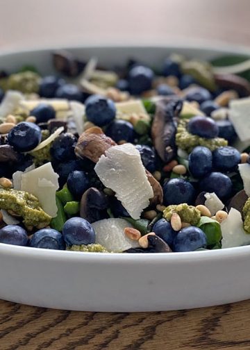 Portobello salat med asparges, parmesan og blåbær