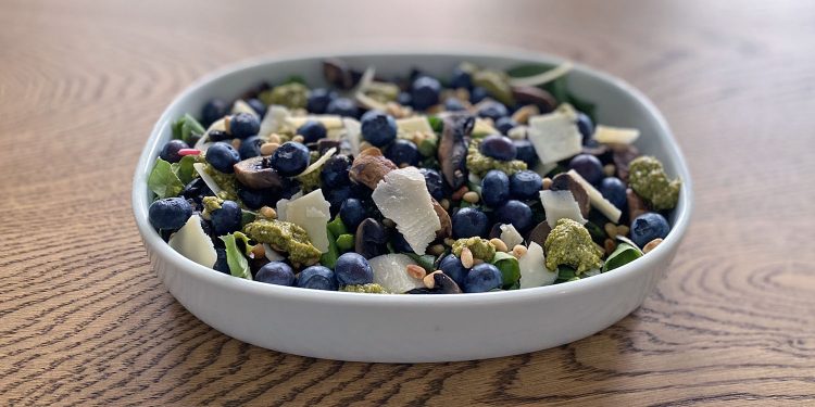 Portobello salat med asparges, parmesan og blåbær