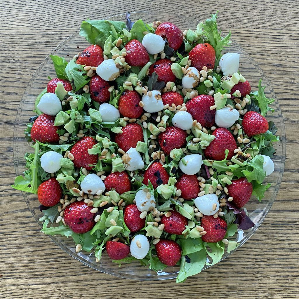 Salat med jordbær og mozzarella fra oven