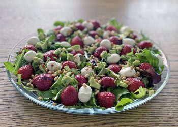 Salat med jordbær og mozzarella