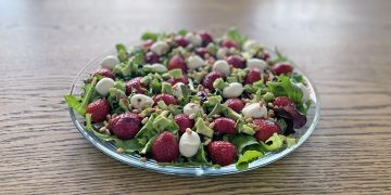 Salat med jordbær og mozzarella