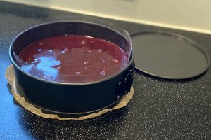 cheesecake med kirsebær - med form på fad -Bentebager.dk