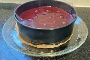 cheesecake med kirsebær - med form på fad -Bentebager.dk