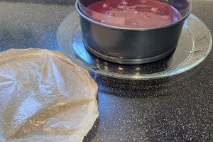 cheesecake med kirsebær - anretning -Bentebager.dk
