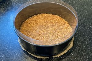 cheesecake med kirsebær - bund- Bentebager.dk