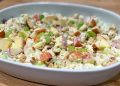 Blomkålssalat med æble, bladselleri og ristede hasselnødder i cremet dressing