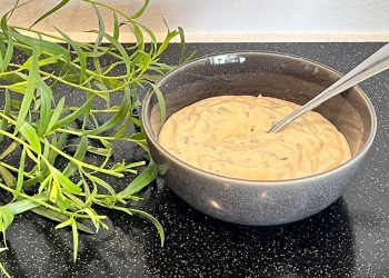 Kold bearnaisecreme med estragon og skalotteløg i en skål