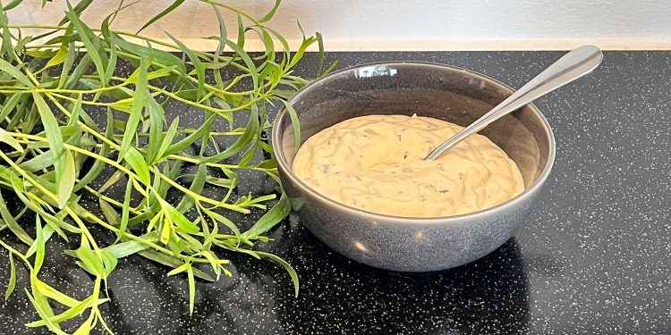 Kold bearnaisecreme med estragon og skalotteløg i en skål