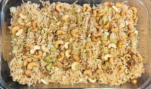Teriyaki nudler med cashewnødder, springløg og sesamfrø i fad
