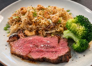 Teriyaki marineret cuvette med nudler, cashewnødder og broccoli