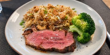 Teriyaki marineret cuvette med nudler, cashewnødder og broccoli