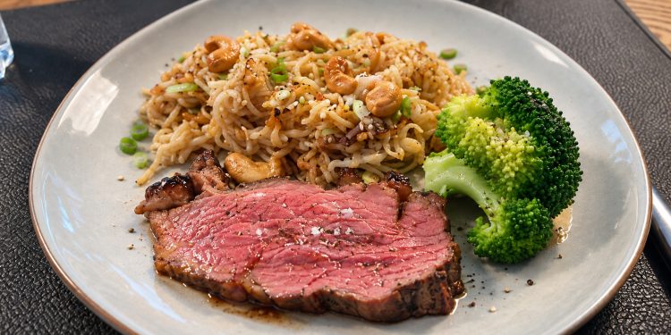 Teriyaki marineret cuvette med nudler, cashewnødder og broccoli